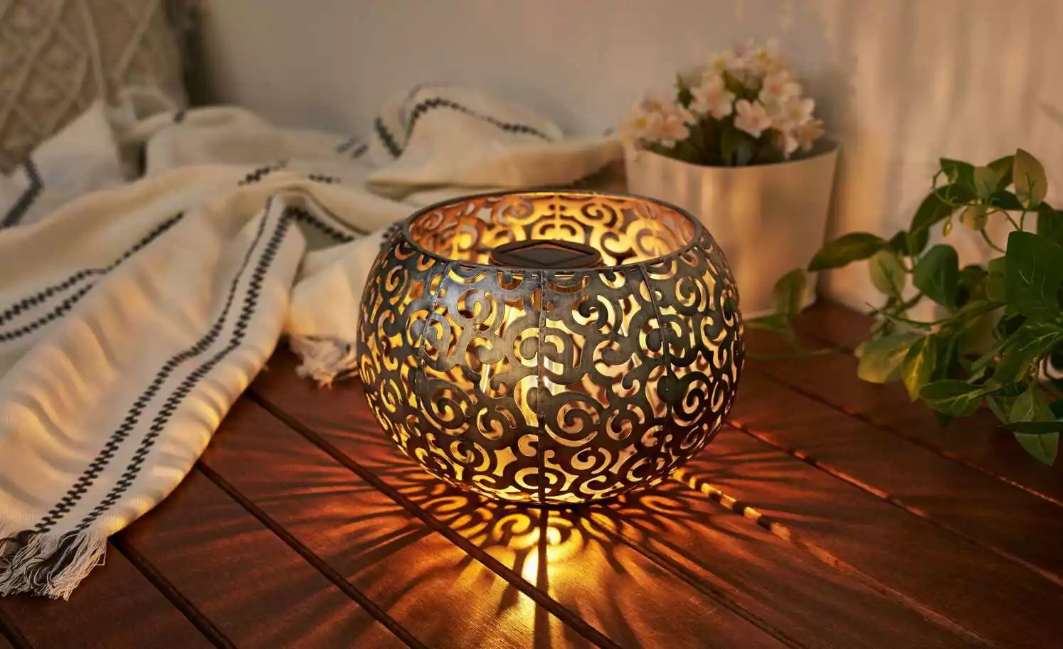 Solar-Tischleuchte, silberfarben `Schale´ 2 Solar-Tischleuchte, silberfarben `Schale´